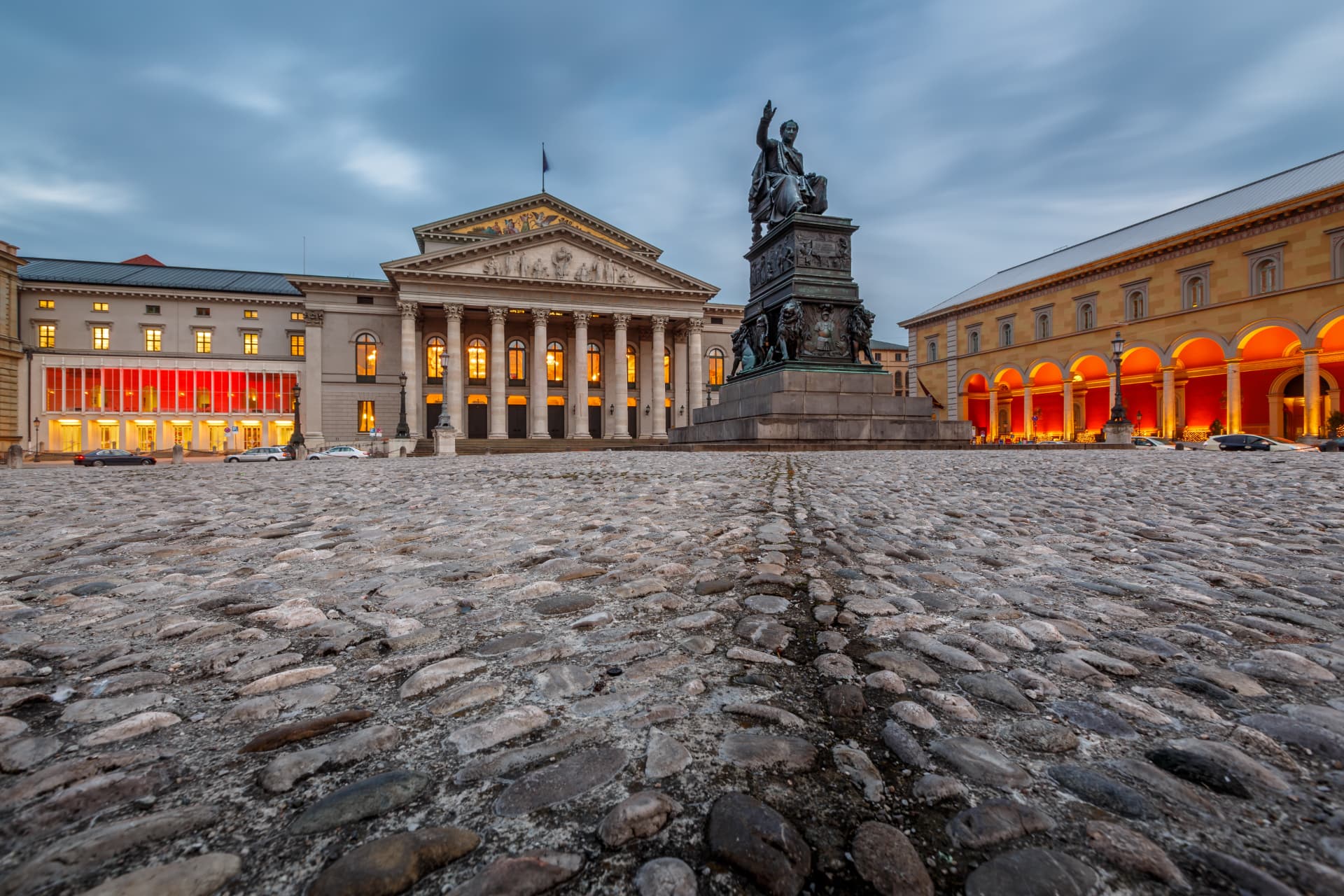 Nationaltheater am Max-Joseph-Platz in der blauen Stunde